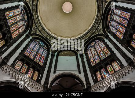 Schaerbeek, Brüssel/ Belgien - 08 14 2018: Decke und verzierte Wände der Kirche Saint Mary Royal Stockfoto