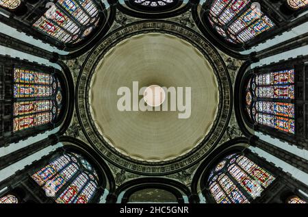 Schaerbeek, Brüssel/ Belgien - 08 14 2018: Decke und verzierte Wände der Kirche Saint Mary Royal Stockfoto