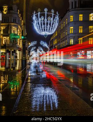 Leichte Spuren des Londoner Verkehrs während eines Langzeitbelichtungsfotos im Regen auf der Bond Street. Stockfoto
