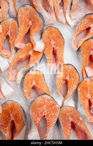 Lachssteaks werden im Laden verkauft. Verkauf von Meeresfrüchten. Stockfoto