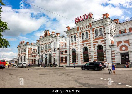 KALUGA, RUSSLAND - AUGUST 2017: Bahnhof und Busbahnhof in der Stadt Kaluga. Bahnhofsgebäude und Passagiere Stockfoto