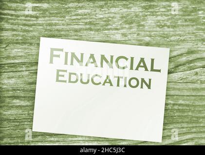 Wörter auf der Seite für die Finanzbildung und Zeichen des Dollars auf Papier. Business School-Konzept. Stockfoto