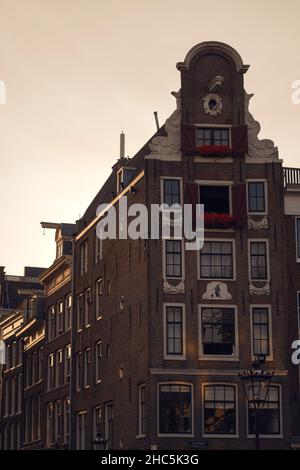 Vertikale Aufnahme von Hash Marihuana und Hemp Museum bei Sonnenuntergang in Amsterdam, Niederlande Stockfoto