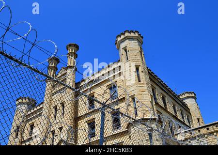 Joliet, Illinois, USA. Stacheldraht auf einem Zaun im Joliet Correctional Center (ursprünglich bekannt als Illinois State Penitentiary und Joliet Prison). Stockfoto