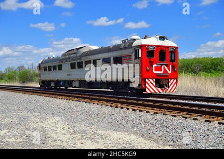 Hoffman Estates, Illinois, USA. Ein Wagen der Canadian National Railway, der alleine durch den Nordosten von Illinois fährt. Stockfoto