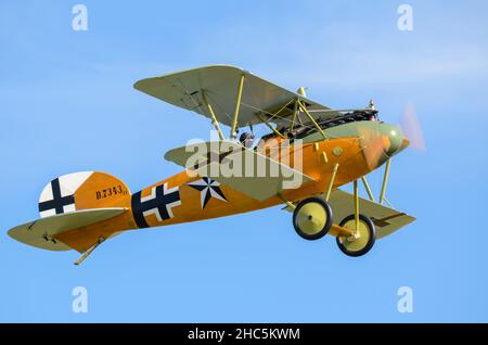 Reproduktion eines deutschen Albatros D.VA-Flugzeugs des Ersten Weltkriegs. Großer Krieg, Doppeldecker-Kämpfer im Ersten Weltkrieg. Flugzeug der deutschen Luftwaffe Stockfoto