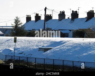 Reihe alter Häuser und Dächer neben dem Fluss an einem schneebedeckten Wintertag in BOSTON Lincolnshire, Stockfoto