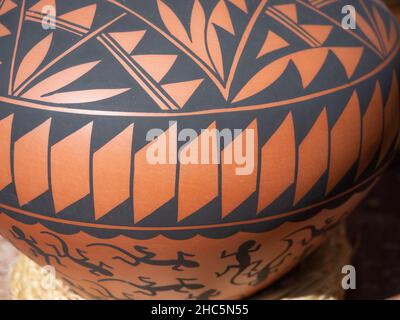 Nahaufnahme eines indianischen bemalten Terrakotta-Topfes mit geometrischen Mustern und schwarzen Verzierungen von Blättern und Eidechsen. Stockfoto