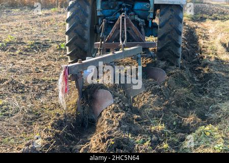 Feldarbeit die Kultivierung auf dem Bauernhof erfolgt durch den Kultivierungsprozess auf dem Traktor Pflügen lockert den Boden Stockfoto