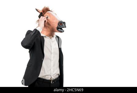 Professionelle fleißige Mann in Pferdekopfmaske sprechen auf Handy, Kommunikation Stockfoto