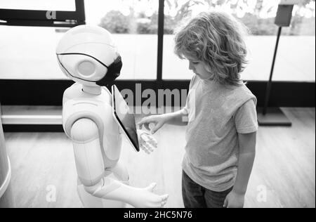 Smart Boy Kid kommunizieren mit Roboter-Assistenten-Technologie für moderne Bildung, Automatisierung Stockfoto