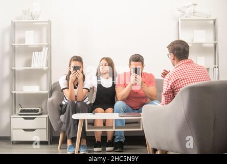 Vater Mutter und Kind bei Psychologe Sitzung. Familientherapie. Eltern mit Kind Stockfoto