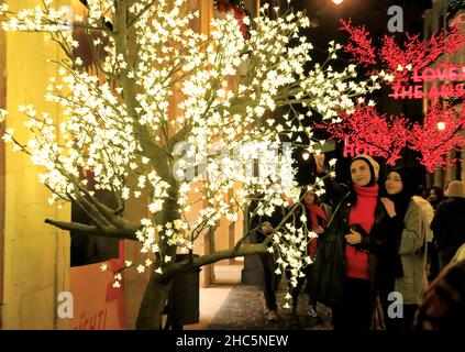 Beirut, Libanon. 24th Dez 2021. Am 24. Dezember 2021 machen Menschen ein Selfie mit Weihnachtsschmuck in der Innenstadt von Beirut, Libanon. Quelle: Liu Zongya/Xinhua/Alamy Live News Stockfoto