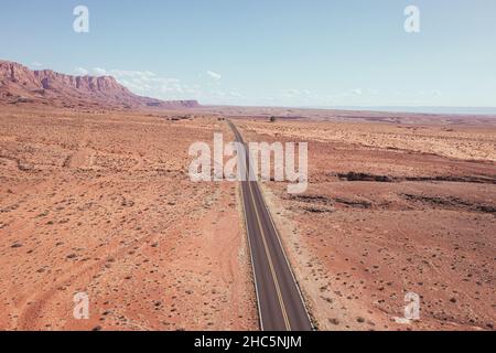 Das Auto fährt auf der Autobahn in Nord-Arizona durch die malerische Landschaft Stockfoto