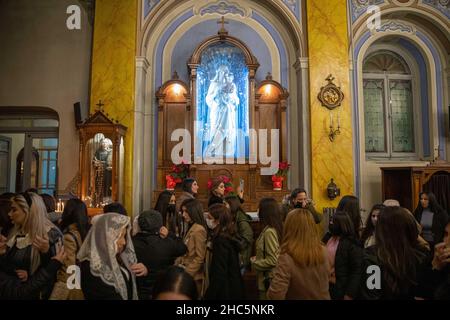 Istanbul, Türkei. 24. Dezember 2021: Feier der Weihnachtsliturgie durch arabische Katholiken in der St.-Esprit-Kathedrale, die eine der wichtigsten katholischen Kirchen in Istanbul ist. Weihnachten ist der christliche Feiertag, an dem jedes Jahr am 24. Dezember die Geburt Jesu gefeiert wird. Es ist auch bekannt als das Fest der Geburt, die Heilige Geburt oder das Fest Christi. Istanbul, Türkei, Dezember 24 2021. (Bild: © Tolga Ildun/ZUMA Press Wire) Bild: ZUMA Press, Inc./Alamy Live News Stockfoto