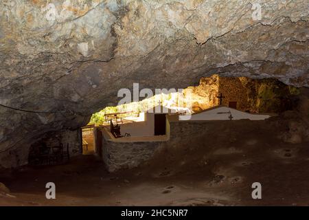 Agia Sofia Kapelle am Eingang einer Höhle auf der Insel Kythira, Griechenland. Stockfoto