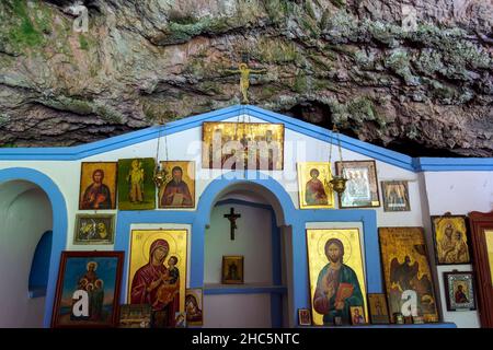 Agia Sofia Kapelle am Eingang einer Höhle auf der Insel Kythira, Griechenland. Stockfoto