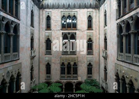 Boston, USA - 22. Oktober 2021: Blick auf den Innenhof des Isabella Stewart Gardner Museums in Boston. Es hat eine Sammlung von Gemälden, Skulpturen, Tapestr Stockfoto