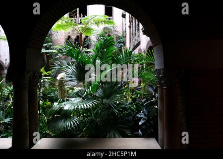 Boston, USA - 22. Oktober 2021: Blick auf den Innenhof des Isabella Stewart Gardner Museums in Boston. Es hat eine Sammlung von Gemälden, Skulpturen, Tapestr Stockfoto