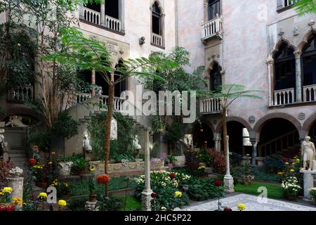 Boston, USA - 22. Oktober 2021: Blick auf den Innenhof des Isabella Stewart Gardner Museums in Boston. Es hat eine Sammlung von Gemälden, Skulpturen, Tapestr Stockfoto