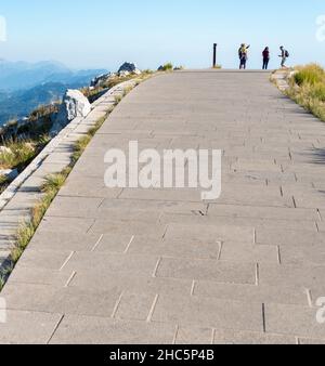 Lovcen Nationalpark, Montenegro-September 14 2019: Bei Sonnenuntergang, eine Gruppe von jungen Wanderern, auf dem Gipfel des Mount Lovcen, beginnen, den Weg A hinunter zu wandern Stockfoto