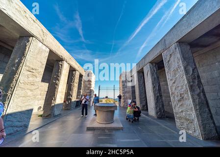 Lovcen,Montenegro-14 2019. September: Auf dem Gipfel des Mount Lovcen bewundern die Besucher die Säulen und den Marmorboden draußen, bevor sie die Dekorati betreten Stockfoto