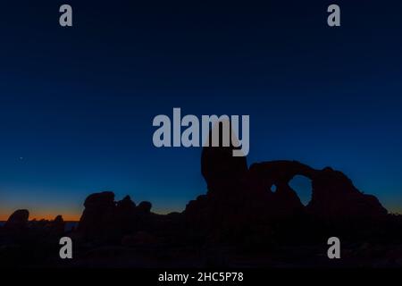 Turret Arch bei Dämmerung im Arches National Park, Utah Stockfoto