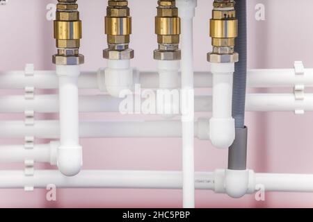 Bild von verschiedenen PVC-Rohren und -Fittings. Stockfoto