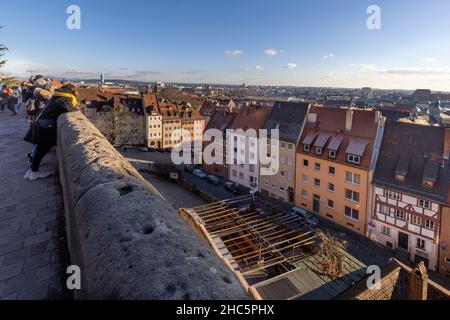 Die Nürnberger Kaiserburg ist eines von vielen Wahrzeichen der Stadt. Es liegt auf einem Hügel mit Blick über die Stadt. Stockfoto