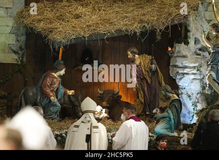 Vatikanstadt, Vatikanstadt. 24th Dez 2021. Papst Franziskus besucht die Krippe, nachdem er am Freitag, den 24. Dezember 2021, in der Petersbasilika im Vatikan die Weihnachtsmesse gefeiert hat. Foto von Spaziani/UPI Credit: UPI/Alamy Live News Stockfoto