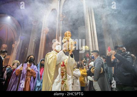 Istanbul, Türkei. 24th Dez 2021. Feier der Weihnachtsliturgie in der Kirche des heiligen Antonius von Padua während der Pandemie-Tage. Weihnachten ist der christliche Feiertag, an dem jedes Jahr am 25. Dezember die Geburt Jesu gefeiert wird. Es ist auch bekannt als das Fest der Geburt, die Heilige Geburt oder das Fest Christi. Auch die katholische Kirche des heiligen Antonius ist die größte und gemeinschaftsreichste katholische Kirche in Istanbul. (Bildnachweis: © Tolga Ildun/ZUMA Press Wire) Bildnachweis: ZUMA Press, Inc./Alamy Live News Bildnachweis: ZUMA Press, Inc./Alamy Live News Stockfoto