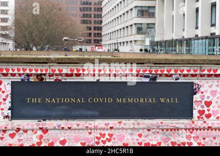 Die Nationale COVID-Gedenkmauer am Südufer neben dem St. Thomas' Krankenhaus, eine Voronavirus-Gedenkmauer, an der jede rote Herzzeichnung ein darstellt Stockfoto