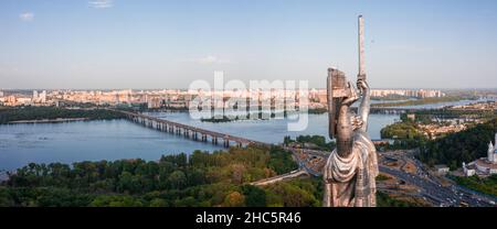 Luftaufnahme des Mutterland-Denkmals in Kiew. Stockfoto