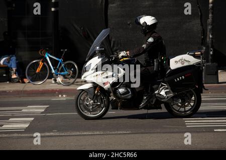Eine Polizeieinheit reagiert auf den Ort eines Notfalls. Stockfoto