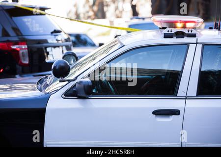 Eine Polizeieinheit reagiert auf den Ort eines Notfalls. Stockfoto