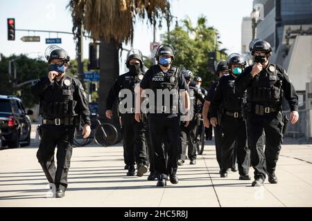 Eine Polizeieinheit reagiert auf den Ort eines Notfalls. Stockfoto