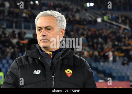 Rom, Italien. 22nd Dez 2021. José Mourinho von A.S. Roma während der 19th Tage der Serie A Meisterschaft zwischen A.S. Roma gegen U.C. Sampdoria am 22. Dezember 2021 im Stadio Olimpico in Rom, Italien. (Bild: © Domenico Cippitelli/Pacific Press via ZUMA Press Wire) Stockfoto