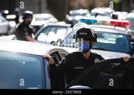 Eine Polizeieinheit reagiert auf den Ort eines Notfalls. Stockfoto