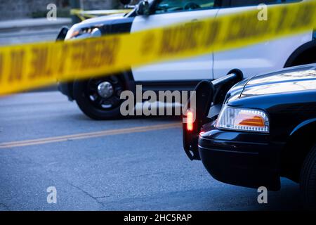 Eine Polizeieinheit reagiert auf den Ort eines Notfalls. Stockfoto