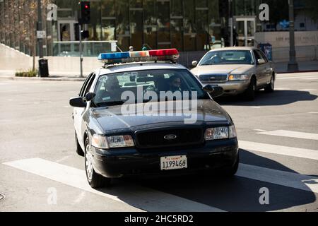 Eine Polizeieinheit reagiert auf den Ort eines Notfalls. Stockfoto