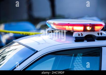 Eine Polizeieinheit reagiert auf den Ort eines Notfalls. Stockfoto