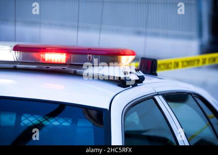 Eine Polizeieinheit reagiert auf den Ort eines Notfalls. Stockfoto