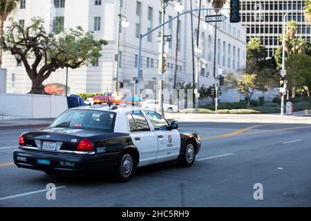 Eine Polizeieinheit reagiert auf den Ort eines Notfalls. Stockfoto