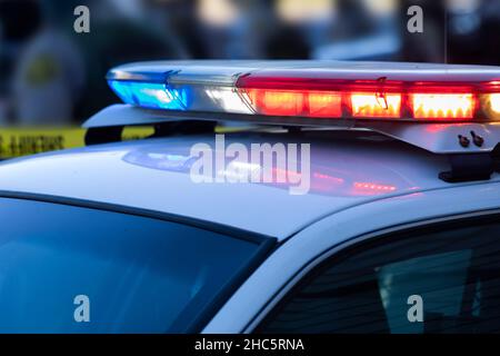 Eine Polizeieinheit reagiert auf den Ort eines Notfalls. Stockfoto