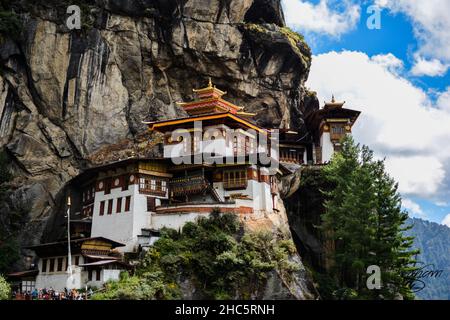 Heller Sommertag im Taktsang Palphug Kloster in Paro, Bhutan Stockfoto