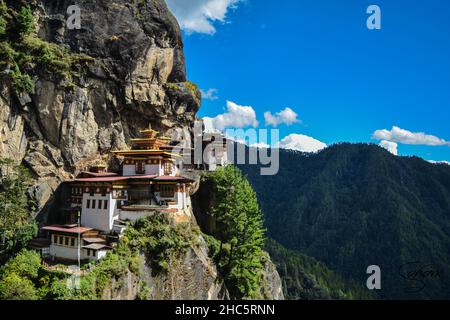 Heller Sommertag im Taktsang Palphug Kloster in Paro, Bhutan mit viel Grün überall Stockfoto