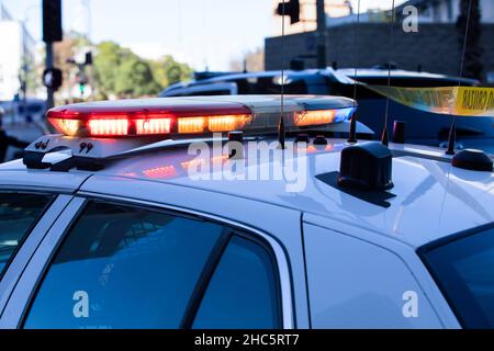 Eine Polizeieinheit reagiert auf den Ort eines Notfalls. Stockfoto