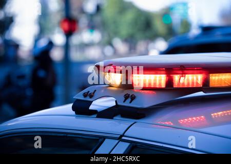 Eine Polizeieinheit reagiert auf den Ort eines Notfalls. Stockfoto