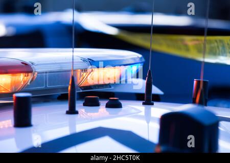 Eine Polizeieinheit reagiert auf den Ort eines Notfalls. Stockfoto
