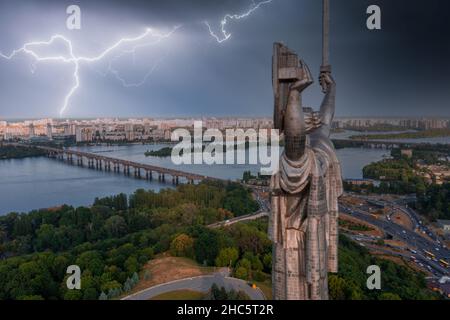 Luftaufnahme des Mutterland-Denkmals in Kiew. Stockfoto